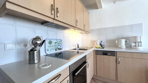 Kühlschrank, Ofen, Geschirrspüler, Hochstuhl