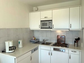 Køleskab, mikrobølgeovn, opvaskemaskine, højstol