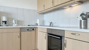 Refrigerador, horno, lavavajillas, silla alta para bebés