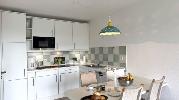 Køleskab, mikrobølgeovn, opvaskemaskine, højstol