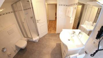 Basic-Doppelzimmer | Badezimmer | Dusche