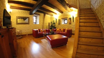 Suite (Tower Room) | Una scrivania, postazione laptop, tende oscuranti