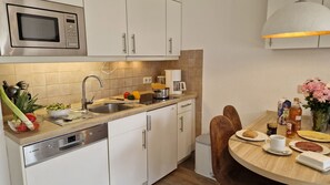Kühlschrank, Mikrowelle, Geschirrspüler, Toaster