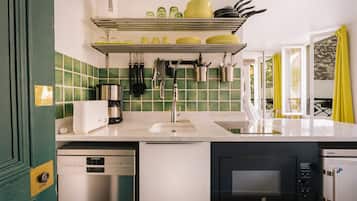Réfrigérateur, micro-ondes, plaque de cuisson, lave-vaisselle