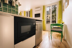 Kühlschrank, Mikrowelle, Herdplatte, Geschirrspüler