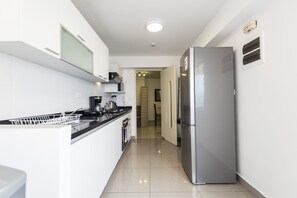 ميكروويف، ماكينة لصنع القهوة/الشاي، مستلزمات طهي/أطباق/أوعية