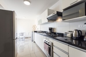 ميكروويف، ماكينة لصنع القهوة/الشاي، مستلزمات طهي/أطباق/أوعية