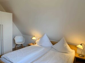 1 bedroom, travel crib, WiFi