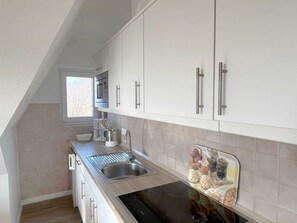 Jääkaappi, mikroaaltouuni, syöttötuoli