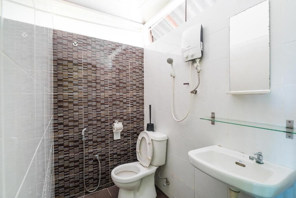 shower, free toiletries, hair dryer, bidet
