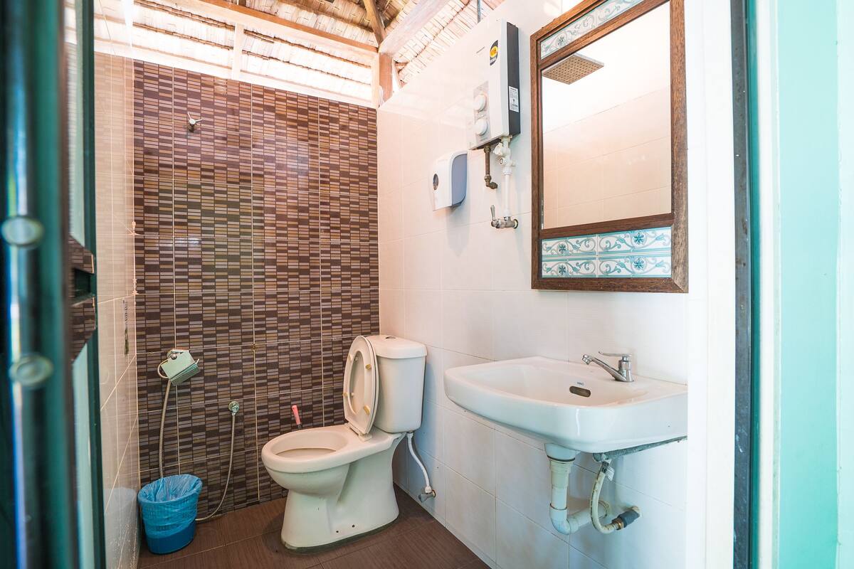 Ein Badezimmer mit Toilette, Waschbecken und Dusche.