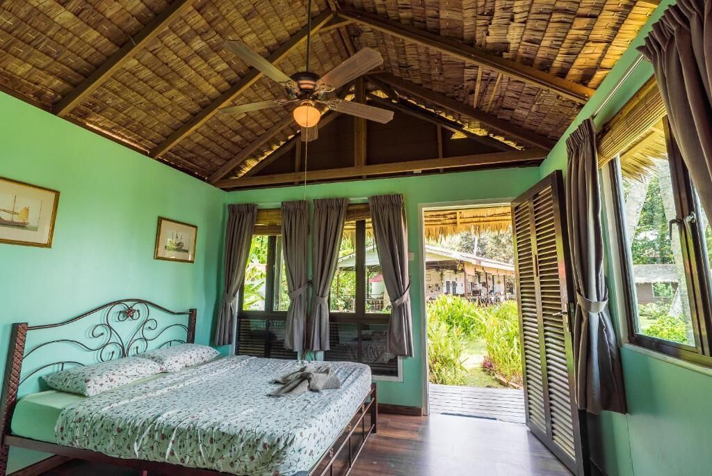 Meja kerja, Wi-Fi gratis, dan seprai linen