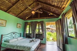 Een bureau, gratis wifi, beddengoed