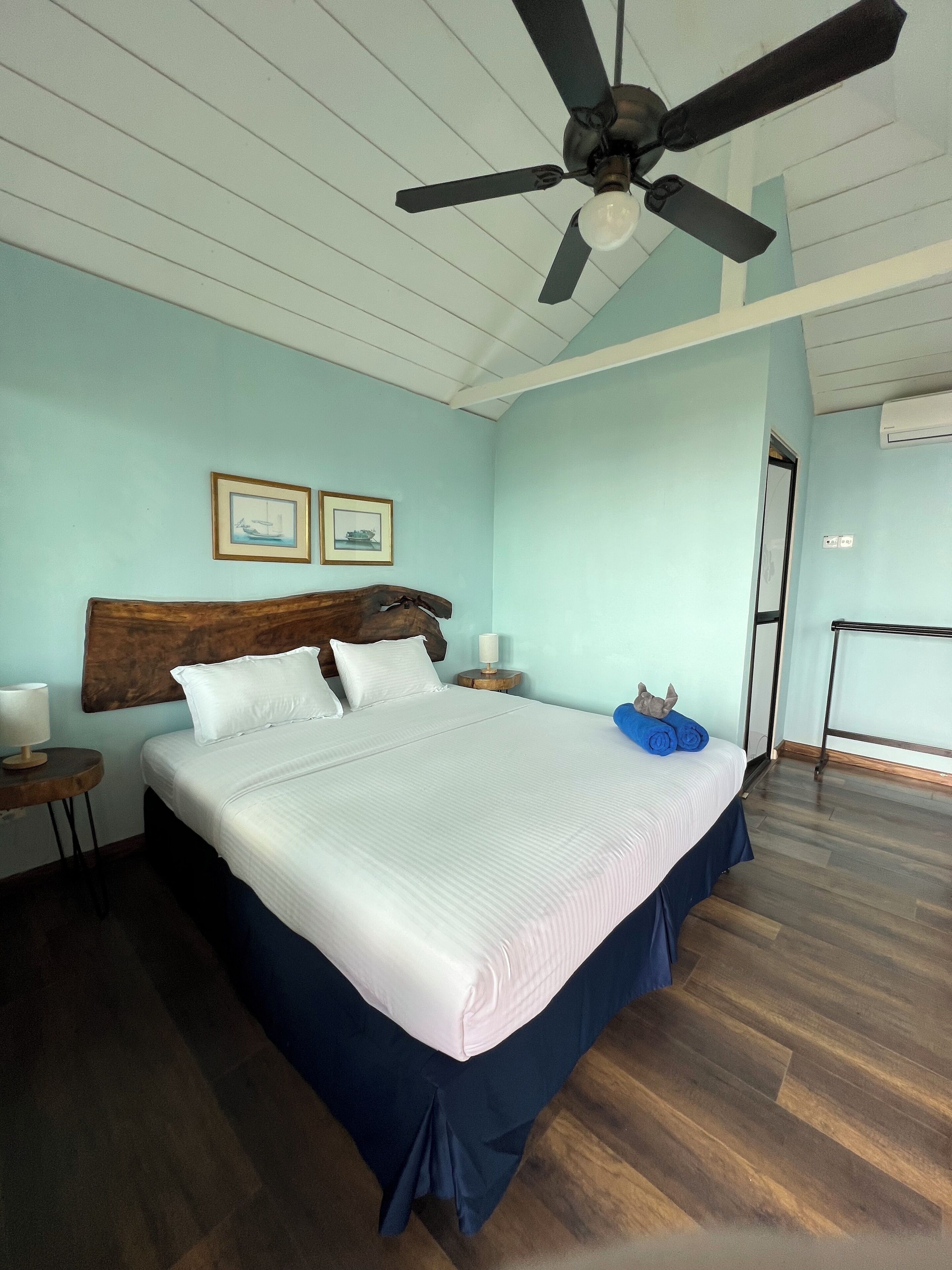 Deluxe Room, 1 King Bed, Non Smoking, Sea View | Desk, free WiFi, bed sheets