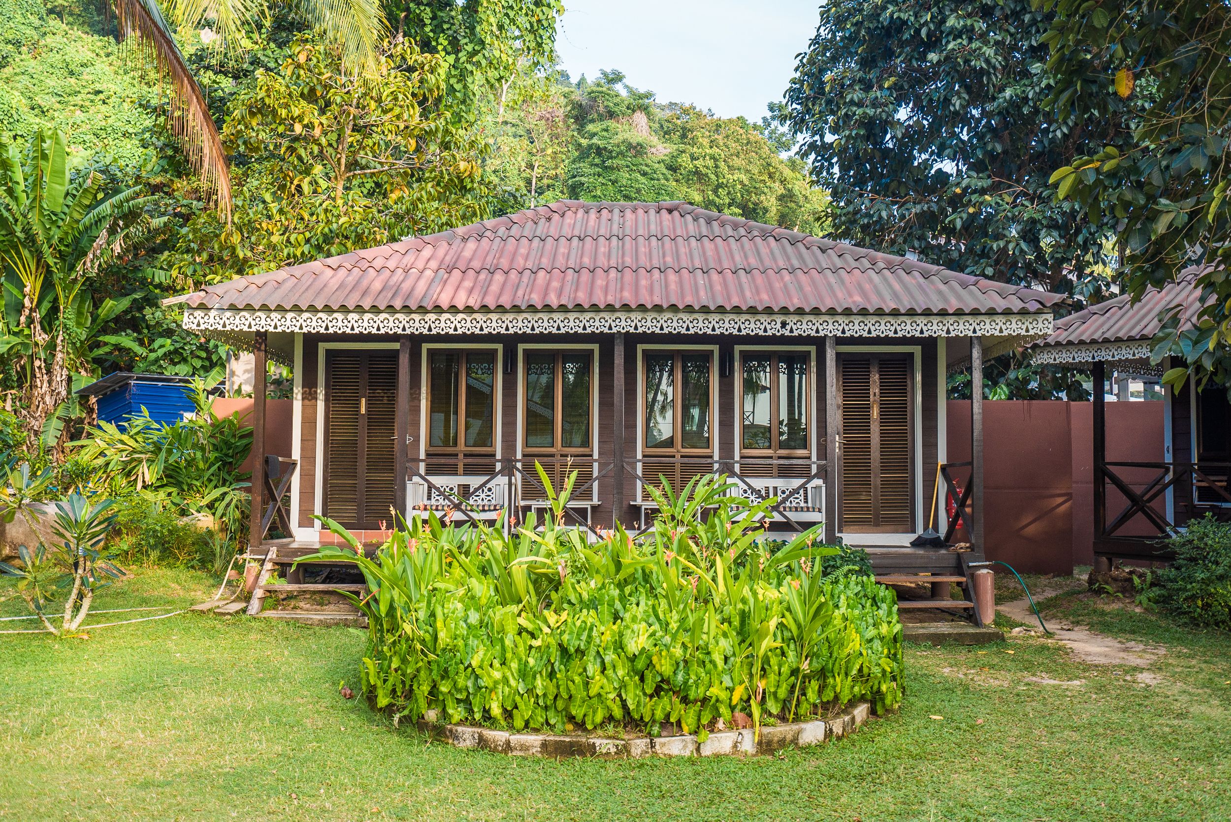 deluxe chalet, 2 single beds, non smoking, garden view | terrace/patio