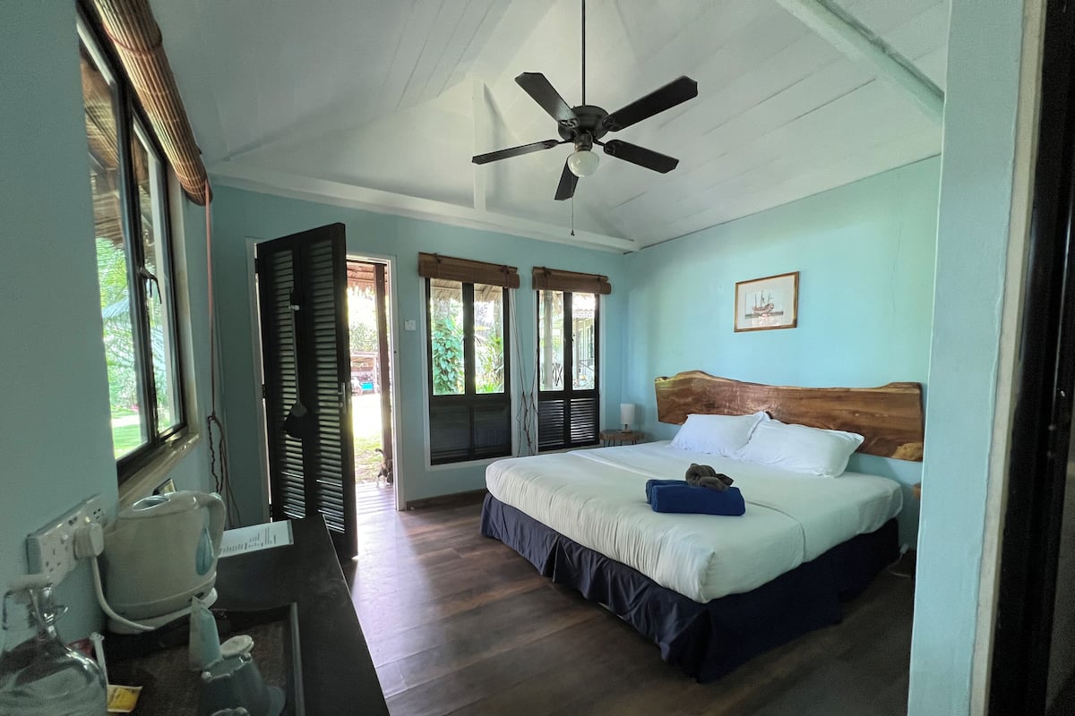 Habitación Deluxe, 1 cama King size, para no fumadores, vista al jardín | Escritorio, wifi gratis y ropa de cama