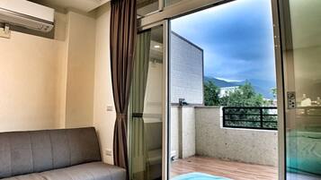 Habitación cuádruple Deluxe | Ropa de cama hipoalergénica, cortinas blackout y insonorización