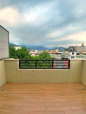 Deluxe Quadruple Room | Balcony - TheSunny (Puli)