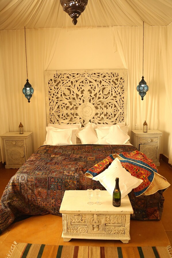 1 bedroom, Egyptian cotton sheets, premium bedding, down comforters