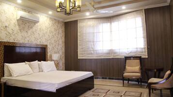 Luxury Suite, Multiple Beds, Non Smoking, Garden View | Living area | Fireplace