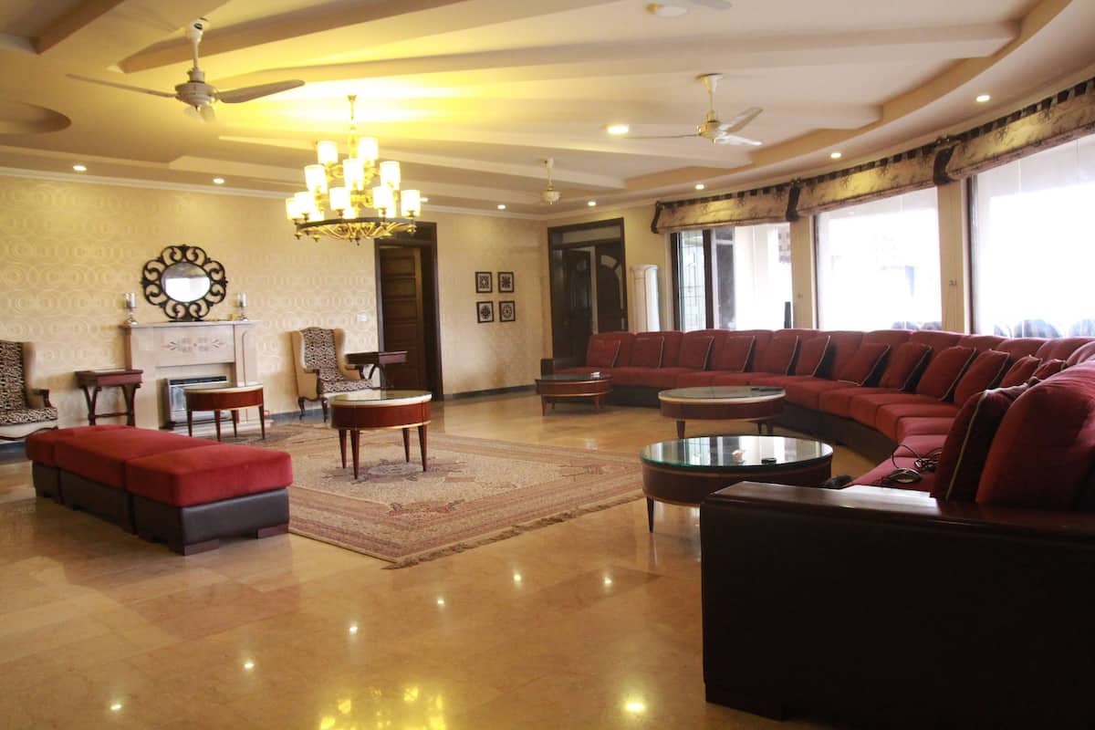 Luxury Suite, Multiple Beds, Non Smoking, Garden View | Living room