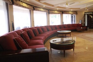 Suite de lujo, varias camas, para no fumadores, vista al jardín | Área de sala de estar | Chimenea