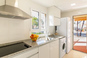 Køleskab, mikrobølgeovn, kogeplade, opvaskemaskine