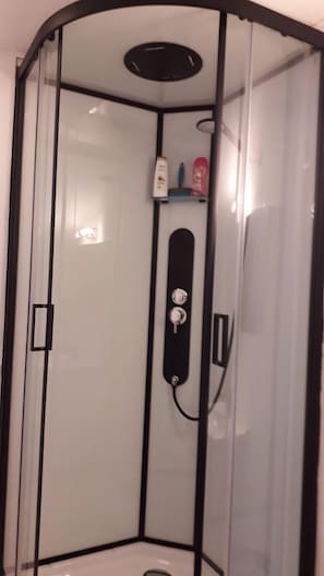 Doccia, asciugacapelli, asciugamani, sapone