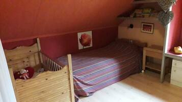 2 slaapkamers, een strijkplank/strijkijzer, gratis wifi, beddengoed