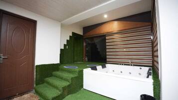 Premium Suite With Jacuzzi | Bathroom | Shower, free toiletries