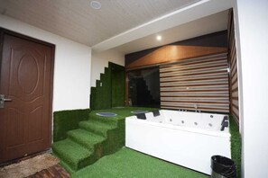 Premium Suite With Jacuzzi | Bathroom | Shower, free toiletries - Hotel Robinsson Palace (Kosiyakutoli)