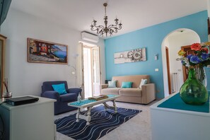 Fernseher, DVD-Player, Tischtennisplatte, Bücher