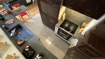 Een koelkast, een microgolfoven, een oven, een kookplaat