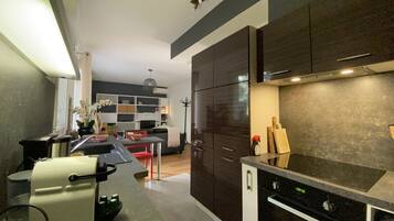 KjĂžleskap, mikrobĂžlgeovn, ovn og kokeplater