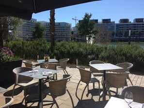 Outdoor dining - MONTPELLIER, HEART PORT MARIANNE, AIR CONDITIONING, PRIVATE GARDEN and GARAGE  (Montpellier)