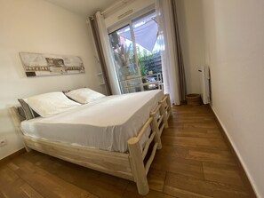2 bedrooms, desk, iron/ironing board, travel crib - MONTPELLIER, HEART PORT MARIANNE, AIR CONDITIONING, PRIVATE GARDEN and GARAGE  (Montpellier)