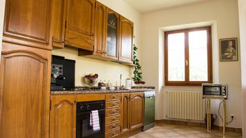 Refrigerador, horno, parrilla de estufa y cafetera y tetera