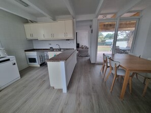 ثلاجة، ميكروويف، فرن، موقد طهي مسطح