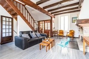 Smart TV, fireplace, books, offices
