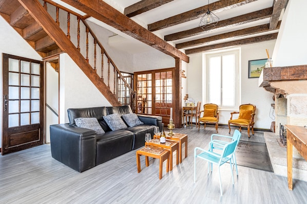 Smart TV, fireplace, books, offices