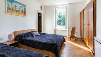 3 bedrooms, iron/ironing board, travel cot, free WiFi