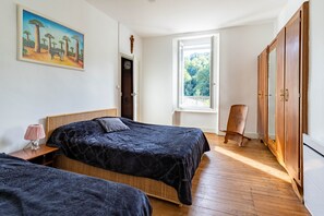 3 bedrooms, iron/ironing board, travel crib, free WiFi