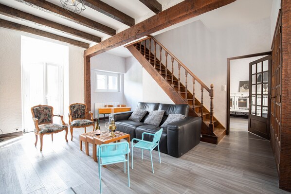 Smart TV, chimenea, libros y oficina 