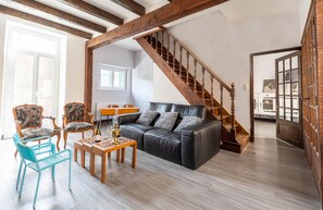 Smart TV, fireplace, books, offices