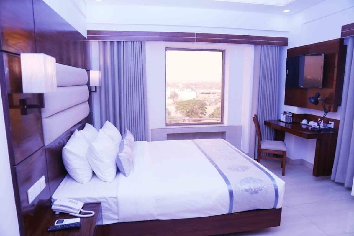 Family Room, 1 King Bed, Non Smoking | Living area