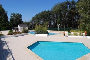 Pool - A blue house on the wild coast (Batz-Sur-Mer)