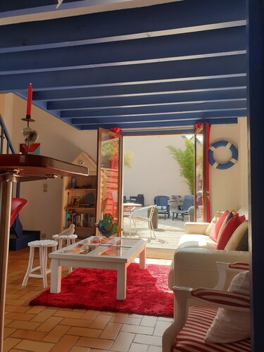 Une maison bleue sur la côte sauvage