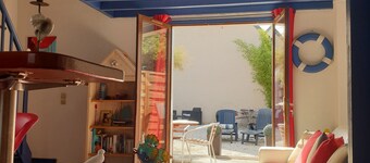 Et blått hus på den ville kysten