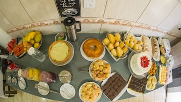 Café da manhã com buffet grátis todos os dias
