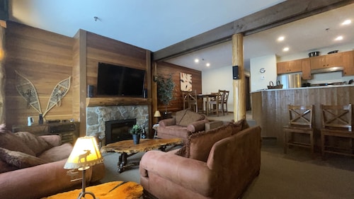 🎿 Ski-In/Ski-Out | 2Bed / 2Bath Condo | 🚶‍♂️ Walk to Village